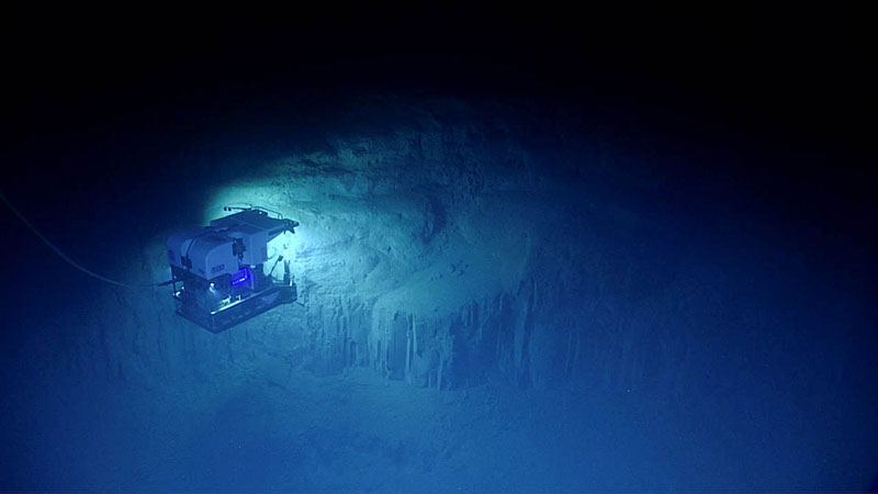 심해에서 해저 지형을 조사하는 NOAA Deep Discoverer